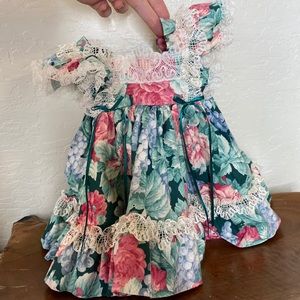 Gorgeous  Victorian style lace trim floral print newborn dress
